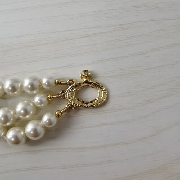 Vivienne Westwood Irregular Three Row Pearl Bas Relief Choker in gold - Picture 7 of 9